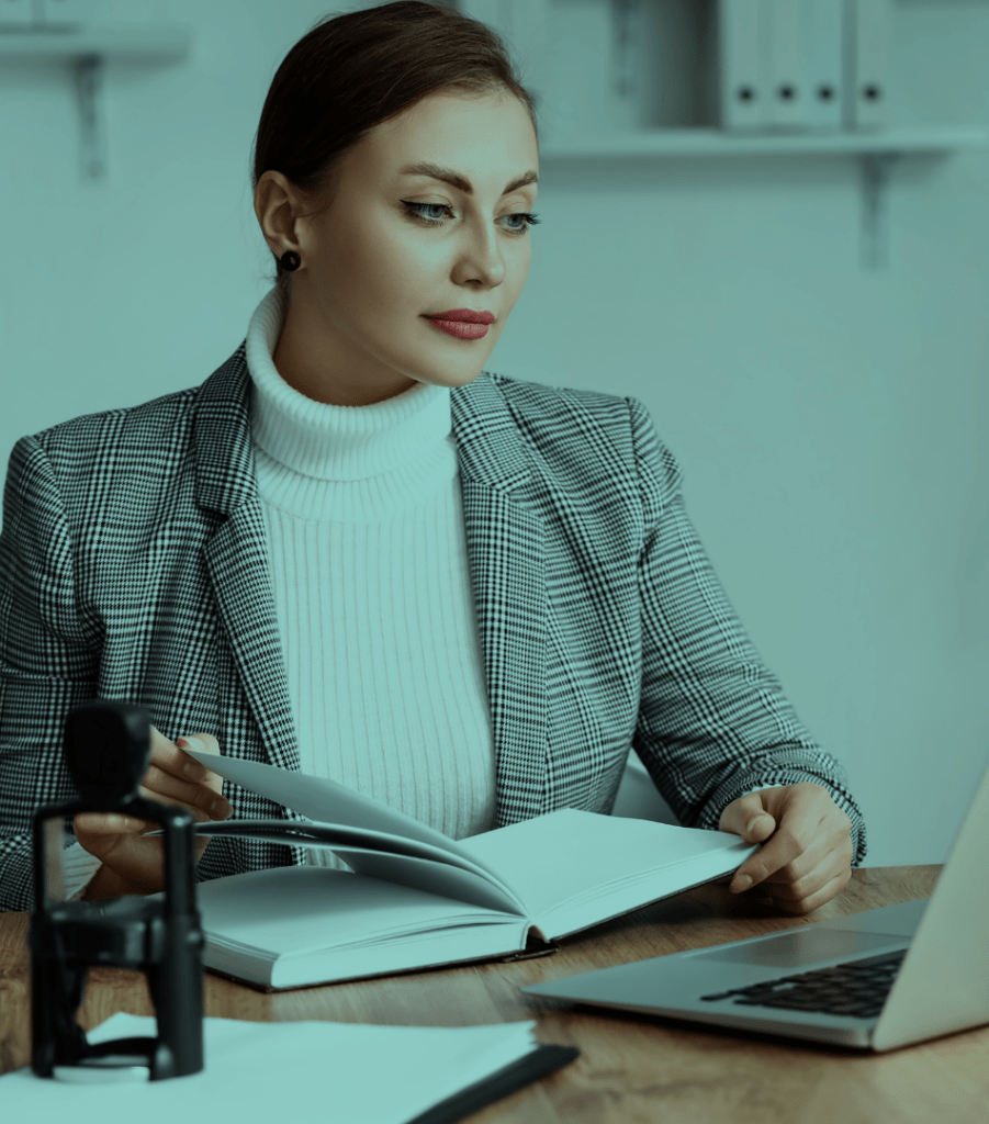 Una persona frente a un ordenador obteniendo la Declaración de Obra Nueva por Antigüedad