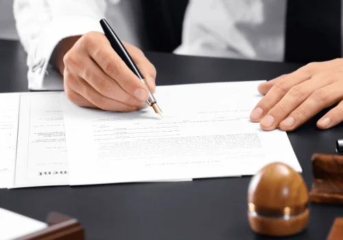 Profesional gestionando la certificación de publicaciones web online desde su escritorio.