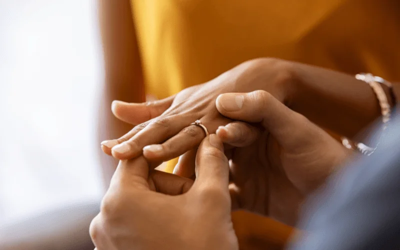 Momento del intercambio de anillos, un paso clave en la solicitud del Certificado de Matrimonio Online